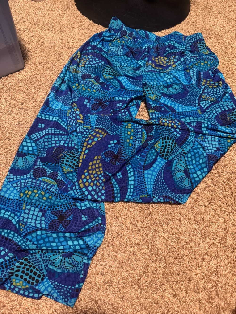 Chico’s Travelers blue mosaic wide-leg capri pull-on pants (1 or M)